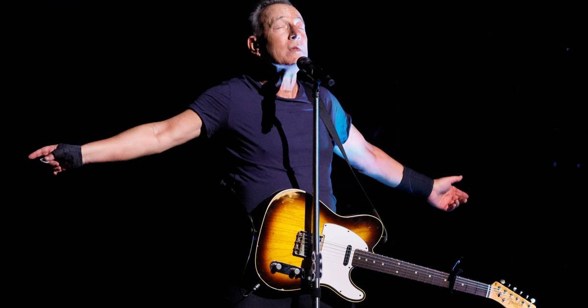 REVIEW PHOTOS Bruce Springsteen brings glory days to Hard Rock Live NJ News Update