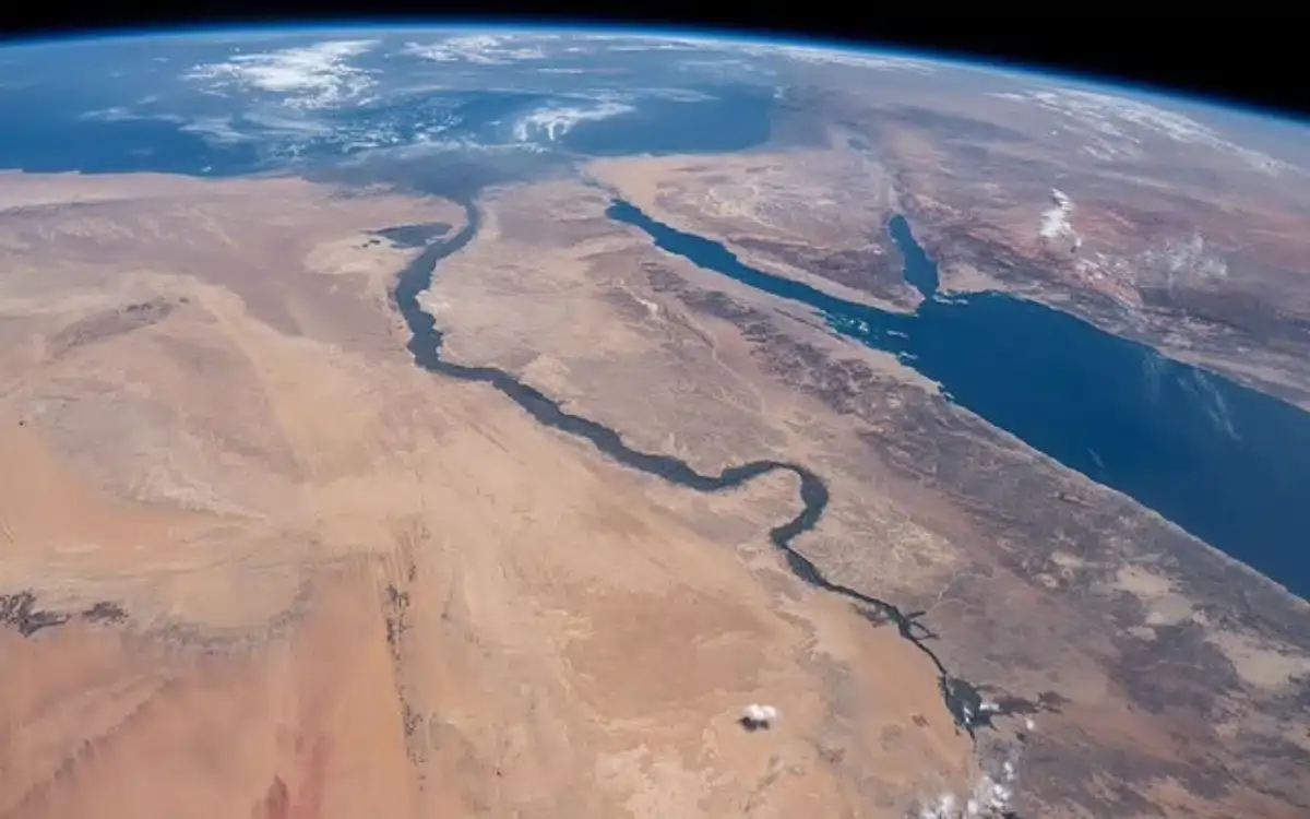 Jaw-dropping picture showcases Giza Pyramids from space – Supercar Blondie