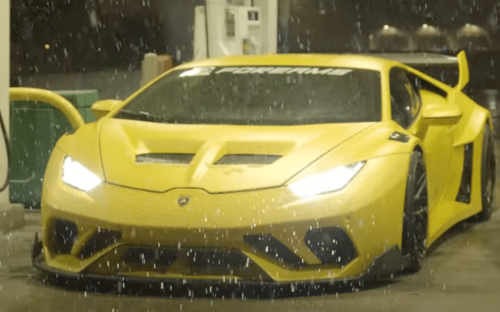 Liberty Walk Lamborghini Huracan brings Chicago to a halt