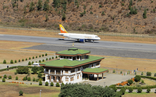 This airport is so frightening only 50 pilots are qualified to land at it