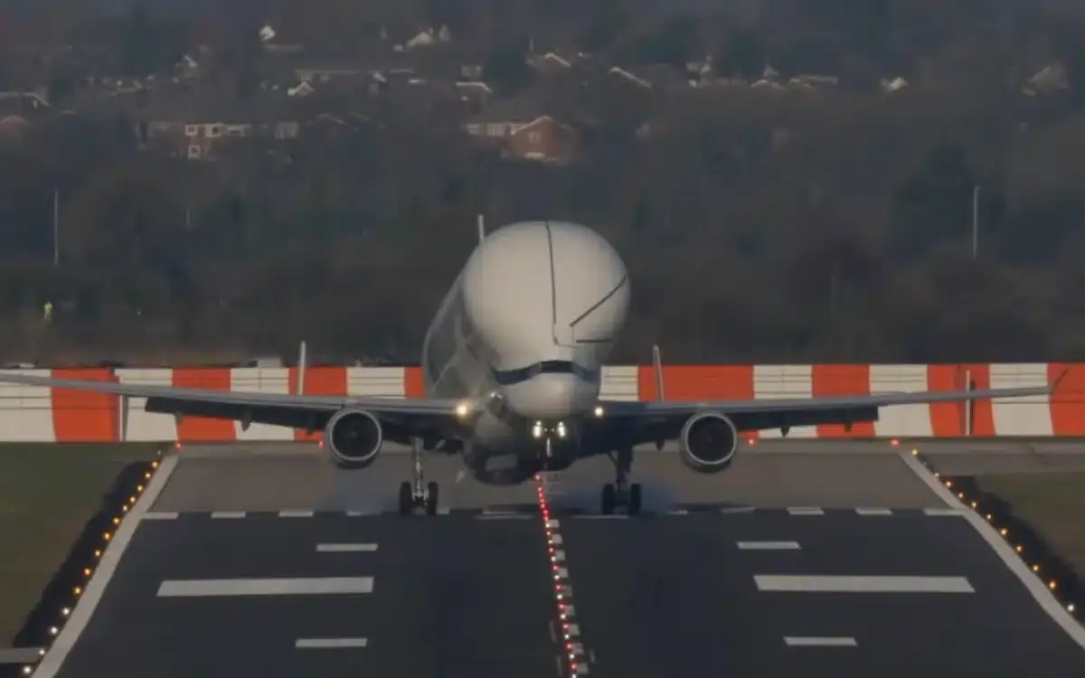 Gigantic Airbus Beluga XL coming to a full stop doesn't look like it should be possible