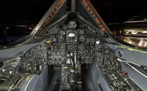 No one can believe supersonic SR-71 Blackbird tiny cockpit