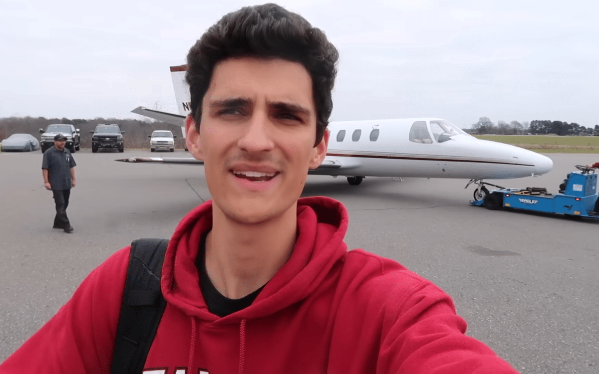 Young Americans buy a Cessna private jet in cash and attempt to fly it 1,800 miles home to Phoenix, one of them has never even flown private before
