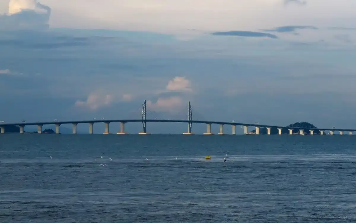 Hong Kong’s huge $19 billion bridge became known as a ‘ghost bridge’