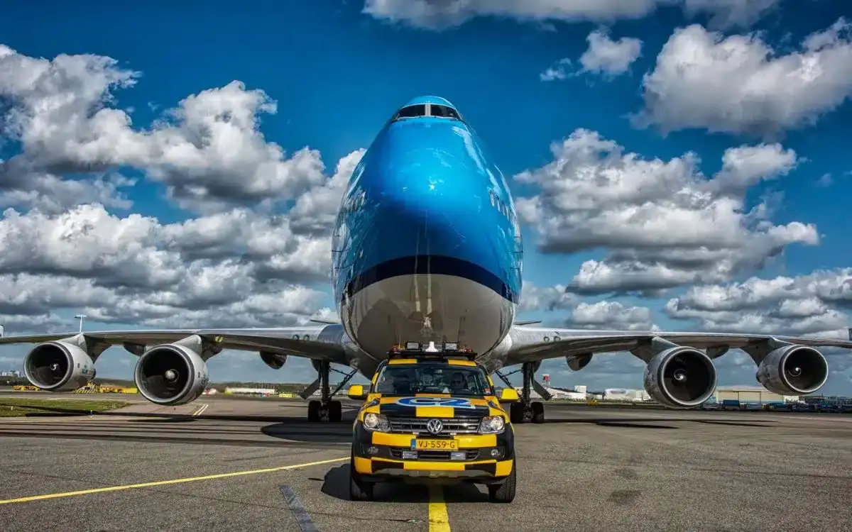 Boeing 747 taking off with incredible power from Sint Maarten with spectators close by
