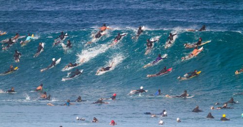 Surfer Navigates Human Obstacle Course at Pipeline (Video)
