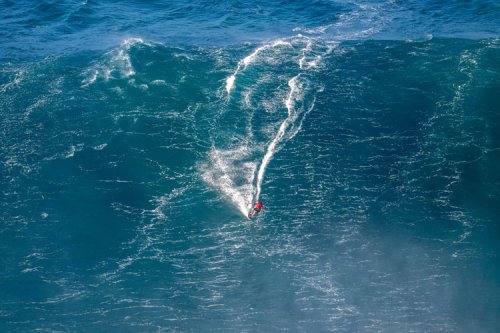 Patri McLaughlin breaks record for the largest wave ever kitesurfed