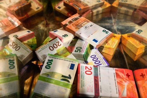 Swiss franc surge sparks bets on negative interest rates