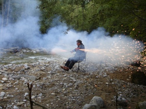 Der Schweizer Künstler Roman Signer spielt mit Vulkanen und ertränkt Tische im Meer
