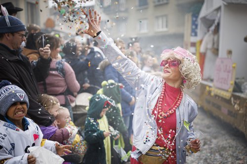 Swiss carnivals – a riot of colour, noise and tradition - SWI swissinfo.ch