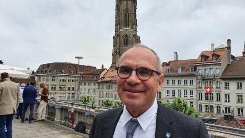 Quelle est l'importance de la place commémorative pour Fribourg?