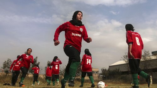 Jogadoras de futebol afegãs lutam para manter vivos seus sonhos no esporte