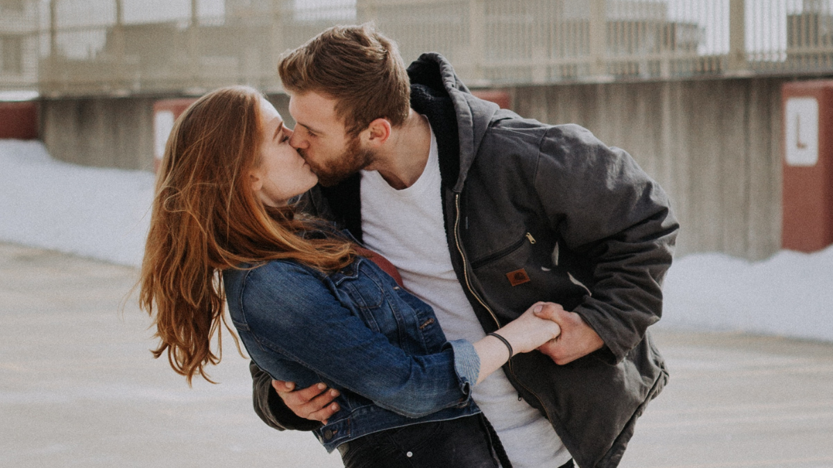10 Best Rom-Coms Now Available on Streaming