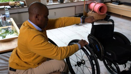 Flugzeug hebt ab, Rollstuhl am Boden: Ulmer Arzt erlebt Albtraum