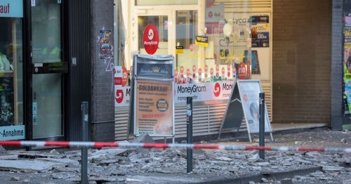 Nach Teilabsturz von Fassade auf Fußgänger - Polizei prüft