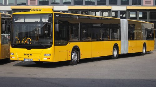 Dresden: Kind läuft vor dem Bus auf die Straße und wird von Auto erfasst