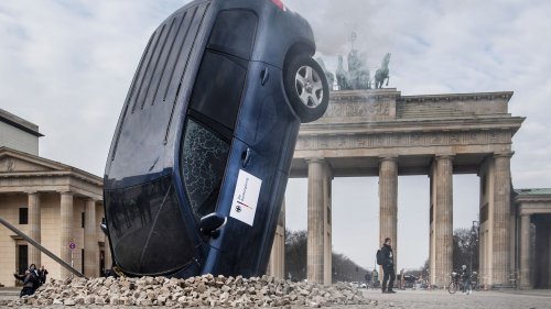 Berlin: SUV am Brandenburger Tor in den Boden gerammt - das steckt dahinter