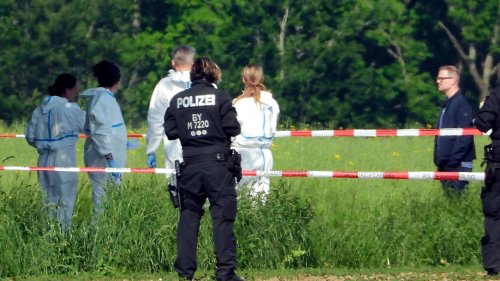 Junge Frau tot auf Feldweg bei München gefunden: Tatverdächtiger schwer verletzt