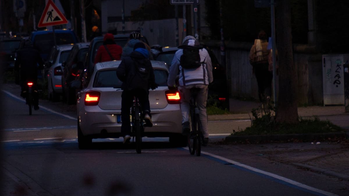 Unfall in Berlin-Neukölln: Auto erfasst Radfahrerin ohne Licht