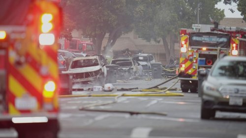 USA: Flugzeug stürzt über Wohngebiet ab – Häuser stehen in Flammen