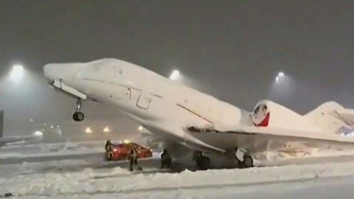 Chaos am Münchener Flughafen: Schneemassen kippen Flugzeug um