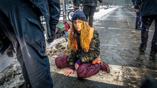 Leipzig: Letzte Generation klebt sich im Schneematsch auf die Ringstraße