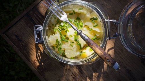 Kartoffelsalat mit Brühe: So gelingt der Klassiker