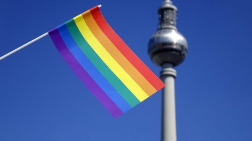 Homophober Angriff in Berlin: Schwules Paar mit Pflasterstein beworfen