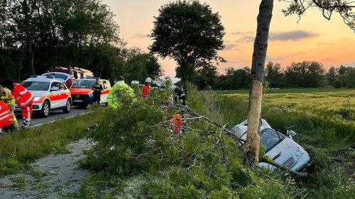 Kreis Cuxhaven: Junger Mann schleudert nach Unfall aus Auto