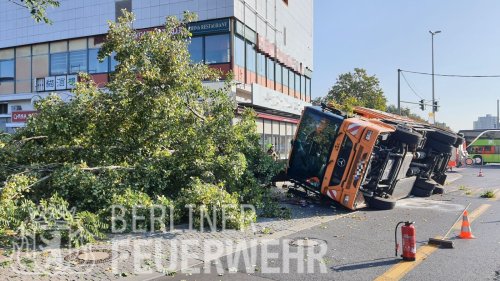 Unfall in Berlin: Müllwagen kippt um