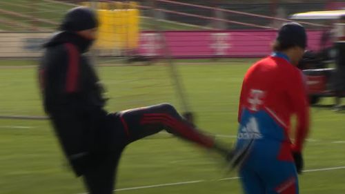 FC Bayern: Tuchel tritt Sané beim ersten Training in den Hintern