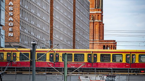 Herrenloser Koffer am Alexanderplatz in Berlin: Bahnhof geräumt – Verkehr läuft wieder