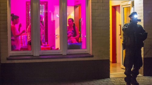 Oldenburg: Prostituierte locken Mann in Sexfalle – Polizei auf der Lauer