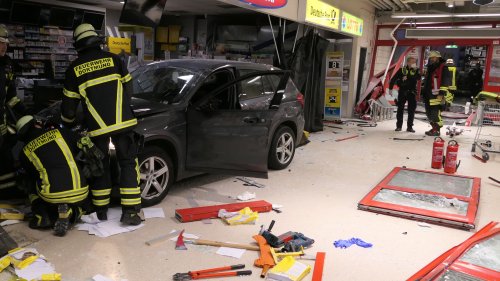 Schock in Dortmund: Ein BMW ist in ein Einkaufszentrum gekracht