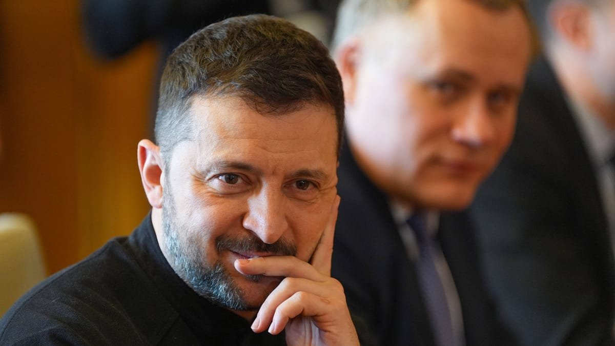 Russland empört: Selenskyj posiert vor Gemälde mit brennendem Kreml