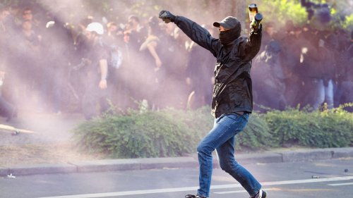 "Tag X"-Demo in Leipzig: Vermummte greifen Polizei mit Flaschen und Steinen an