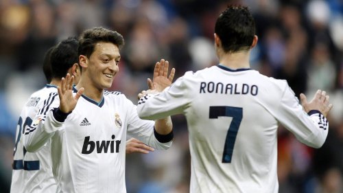 Mesut Özil verteidigt Cristiano Ronaldo und teilt gegen die Medien aus