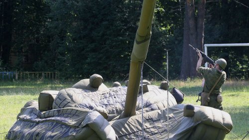 Ukraine: Angeblich russische Gummi-Panzer weggeweht