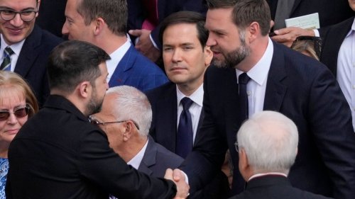 Erstes Treffen nach Eklat: Vance und Selenskyj reichen sich in Rom die Hand