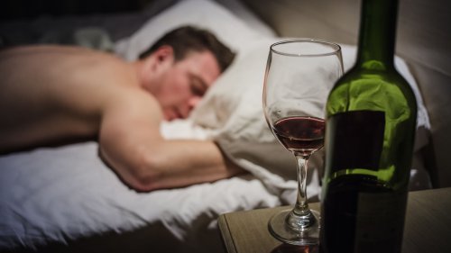 "Fremde Frau im Bett": Betrunkener erkennt Freundin nicht — und ruft Polizei
