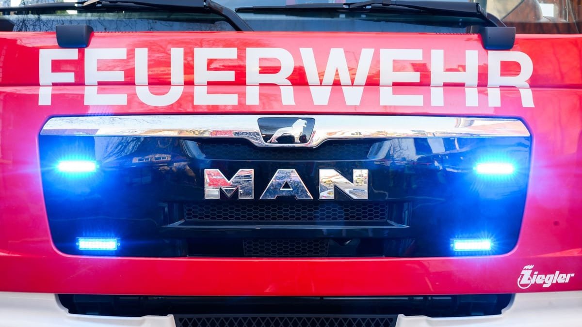 Braunschweig: Auto brennt an Kreuzung vollständig aus – Totalschaden