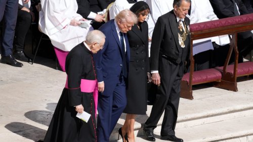 Donald Trump sorgt bei Papst-Beisetzung für Aufsehen – und Melania?