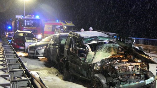 Leipzig: Sechs Autos rutschen auf Brücke ineinander