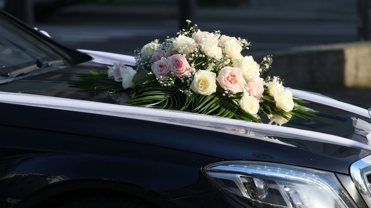 Hochzeitskorso blockiert Autobahnen: Polizei stoppt Luxus-Autos