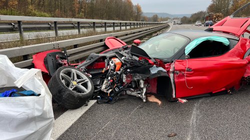 Schwerer Crash auf der A9: Ferrari mit Totalschaden – Fahrer im Glück