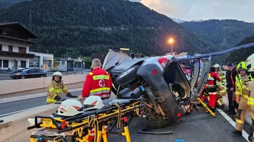 Tirol in Österreich: Eisenstange spießt Auto auf – Fahrer überlebt