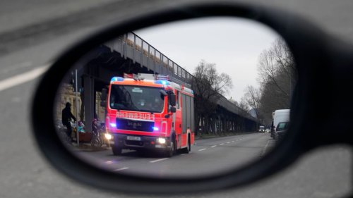 Blaulicht kommt: Ist es erlaubt, eine rote Ampel zu überfahren?
