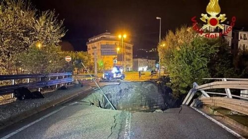 Unwetter in Italien: Erdloch verschlingt Auto, Gewitter im Anmarsch