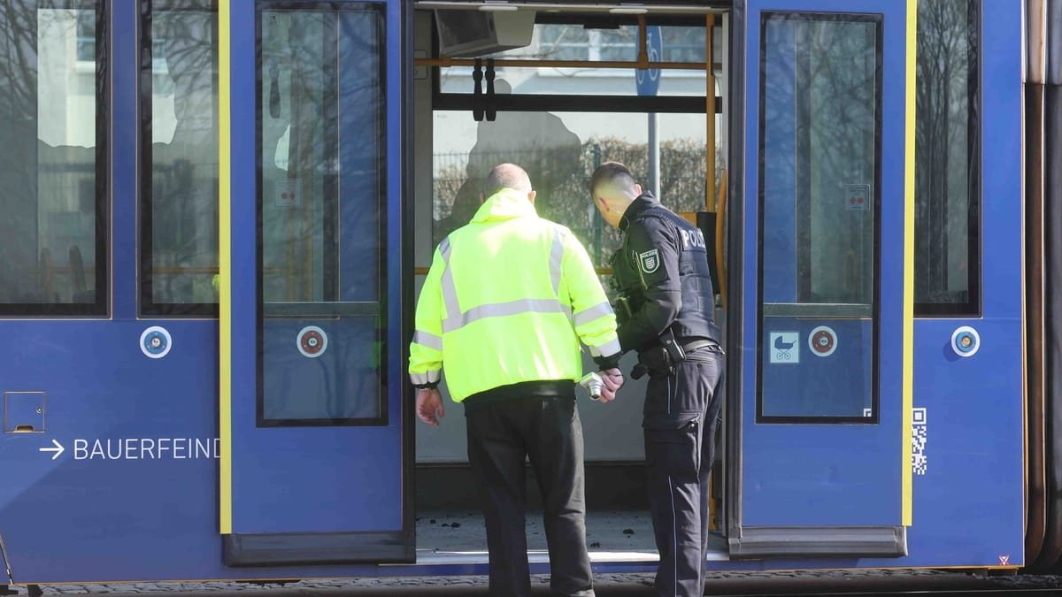 Grausame Tat in Gera: Frau in Straßenbahn mit Benzin übergossen und angezündet