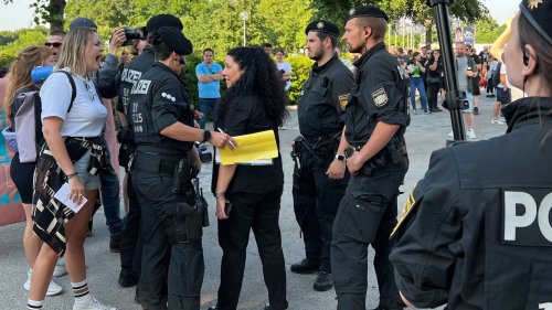 Rammstein-Konzert in München | Fans und Demonstranten geraten aneinander